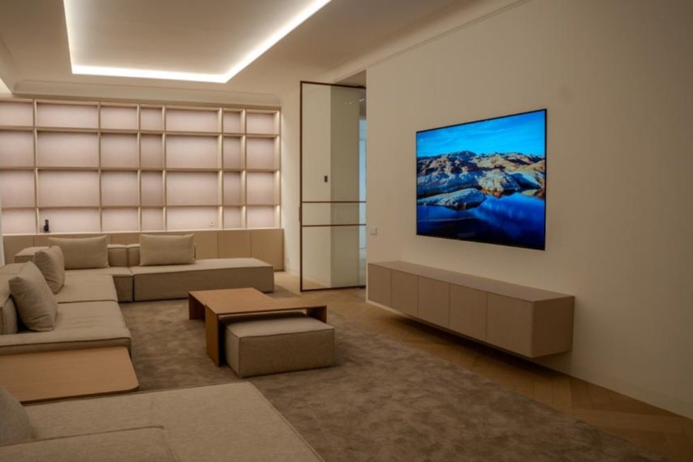house tour de casa inteligente con home cinema invisble
