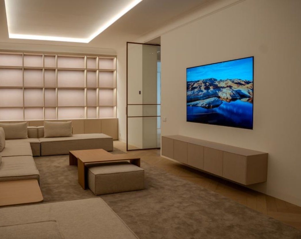 house tour de casa inteligente con home cinema invisble