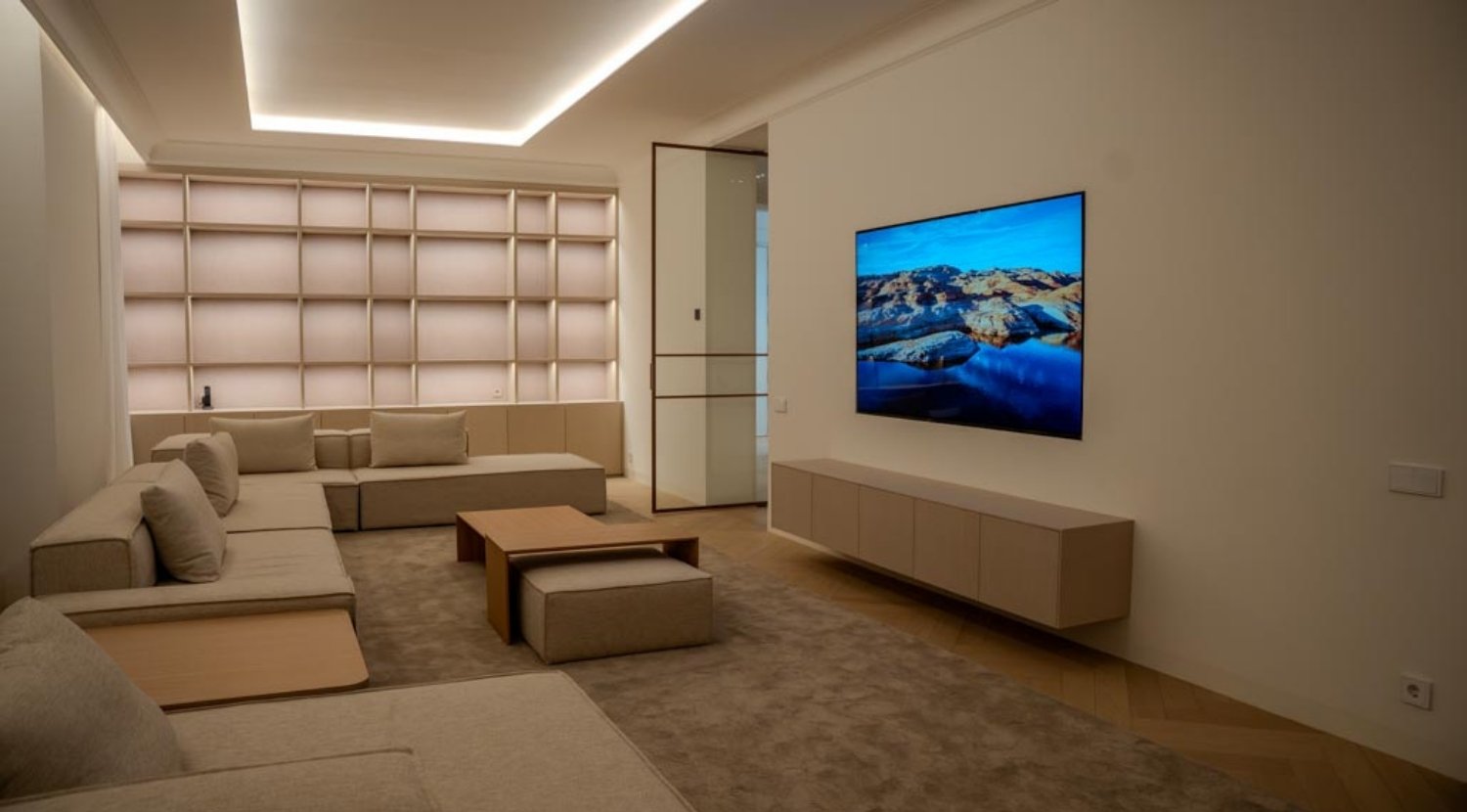 house tour de casa inteligente con home cinema invisble
