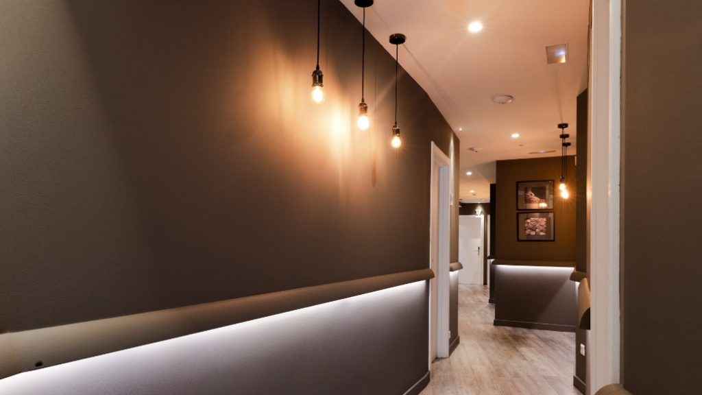 iluminación directa, indirecta y ambiental combinadas en el interior de una vivienda
