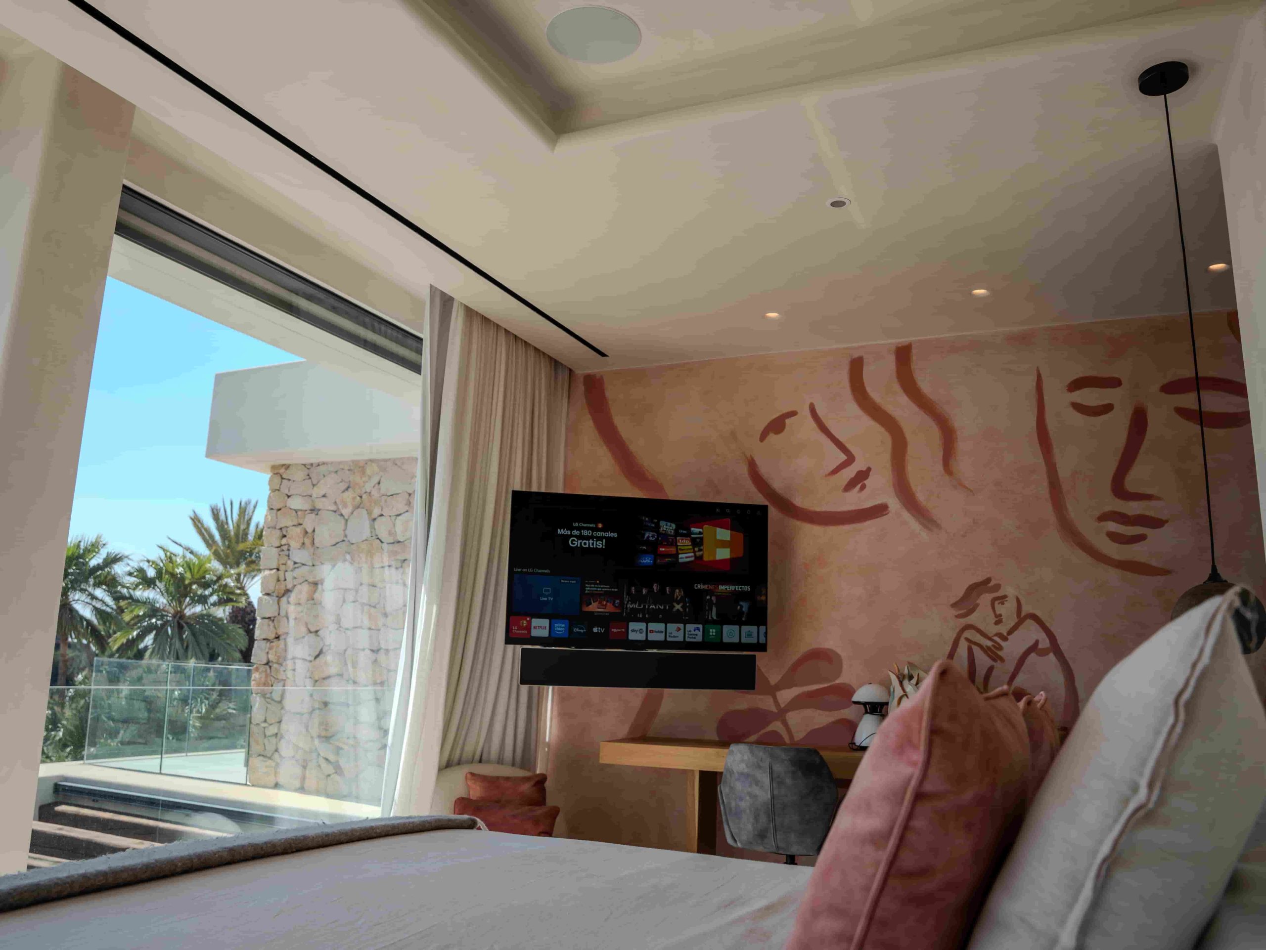 dormitorio-casa-tv-motorizada