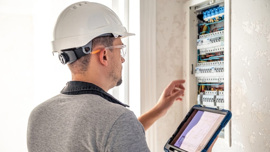 Funcionamiento de un sistema KNX con sensores, actuadores y bus de comunicación