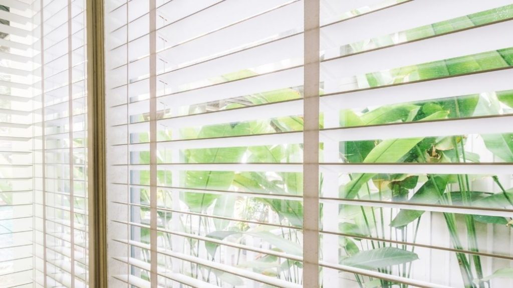 Programación de luces y persianas para simular presencia durante las vacaciones